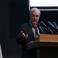 وزیربهداشت: زانو می زنم و دست پزشکان را می بوسم