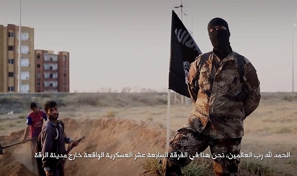 گروه تروریستی داعش منتشر کرد: فیلم تبلیغاتی «شعله های آتش جنگ» با حضور یک تروریست آمریکایی/این جلاد انگلیسی زبان کیست؟