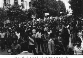 عبدالحمید عبدالاحد در پیشاپیش مردم در تظاهرات ضد حکومت شاهنشاهی