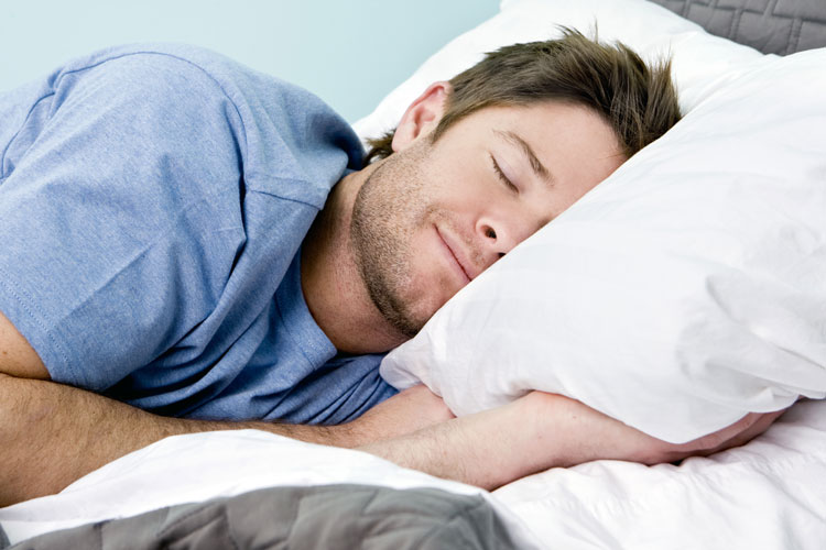 تأثیر طرز خوابیدن بر سلامتی افراد   ۷  دلیل قانع‌کننده برای اینکه به پهلوی چپ بخوابید