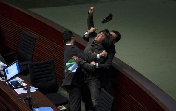 تصاویر : زد و خورد در دنیای سیاستمداران