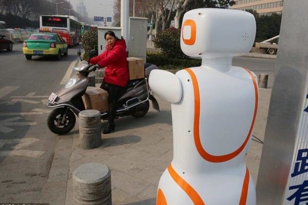 پلیس راهنمایی و رانندگی روباتیک در خیابان های چین!