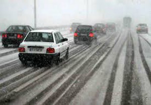 بارش برف و باران در جاده‌های ۶ استان / جاده چالوس، هراز و فیروزکوه و همچنین آزادراه تهران – شمال دردو قسمت رفت و برگشت تردد خودروها به‌صورت روان و عادی در جریان است