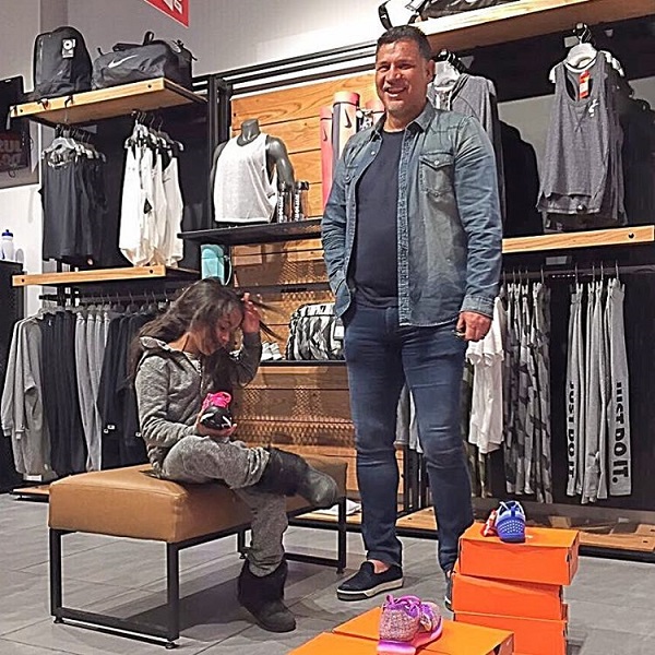 عکس/ علی دایی و دخترش در فروشگاه جدیدشان
