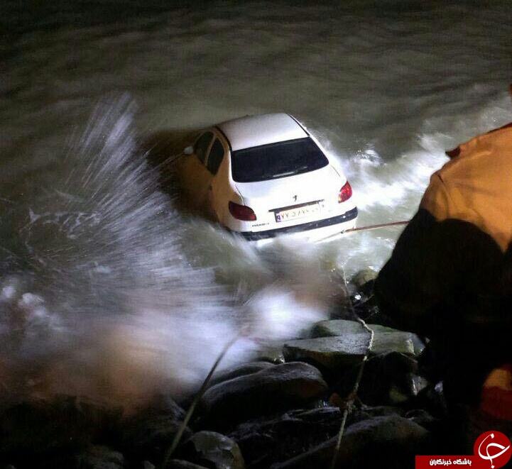 سقوط خودرو به دریای خزر/ عکس